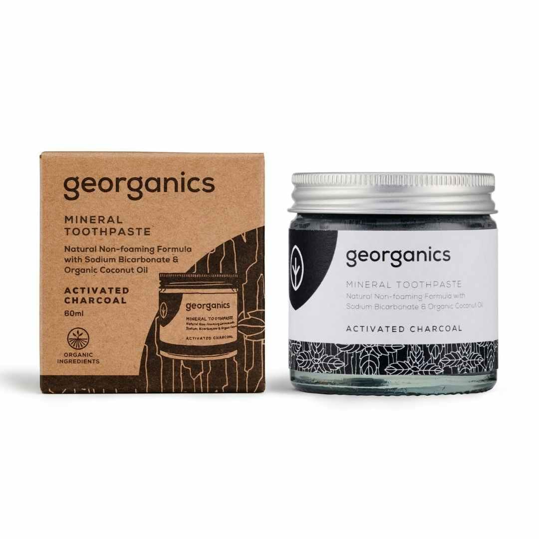 georganics-nachhaltige-zahnpasta-im-glas-aktivkohle